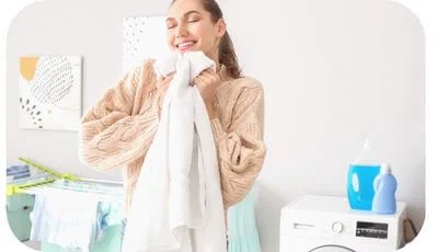 mujer huele ropa limpia
