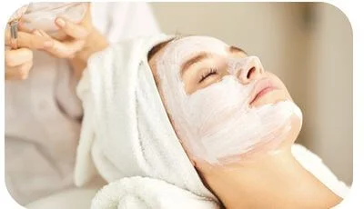 mujer en spa con crema solution c