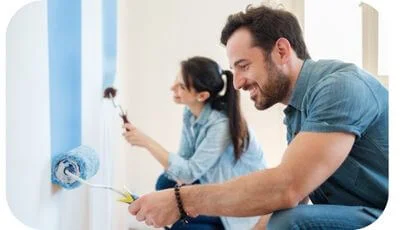 pareja pintando pared